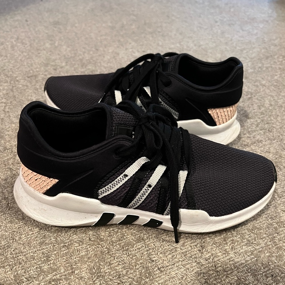 Women’s Adidas tennis shoes